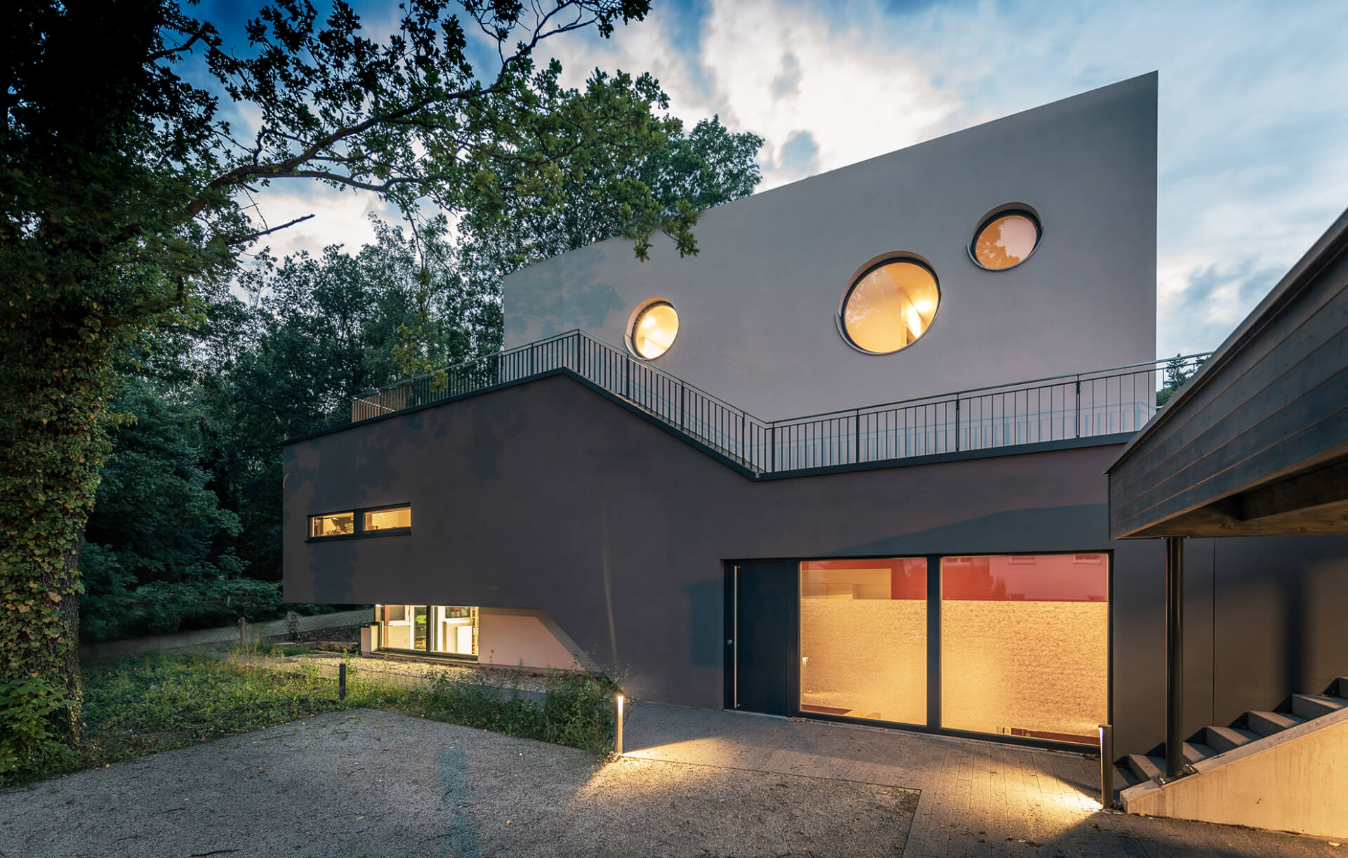 Architekturbüro Wien - Döllmann Design + Architektur, Ein modernes Einfamilienhaus - geschlossen zur Strasse, offen zum Garten