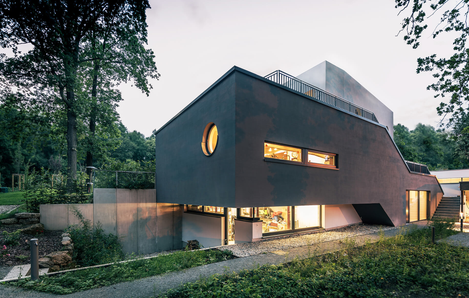 Architekturbüro Wien - Döllmann Design + Architektur, modernes Einfamilienhaus - dunkle Fassade, schöner Garten