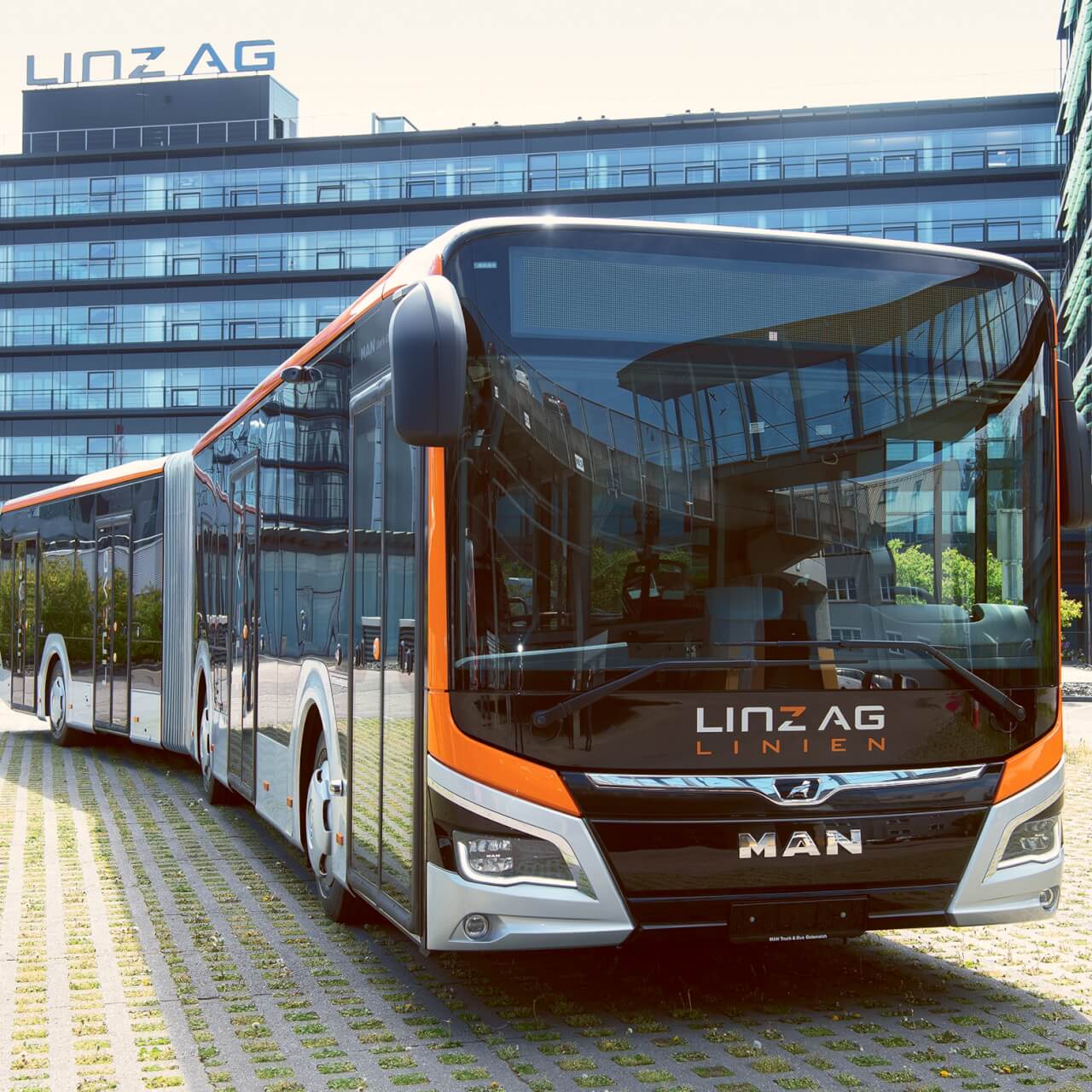 MAN Lion City Linz, Moderner Hybridbus, gestaltet von Döllmann Design,